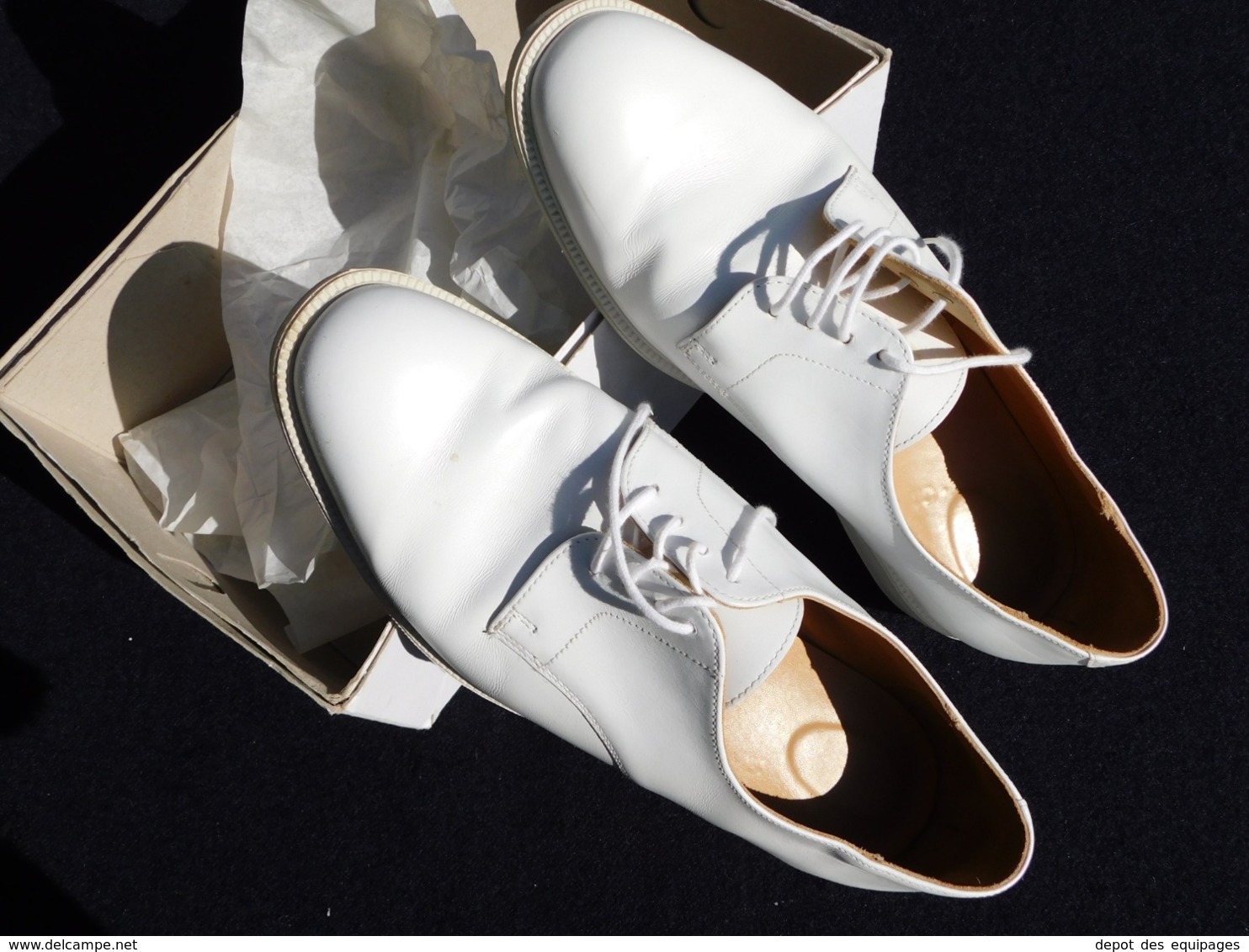 BELLE PAIRE CHAUSSURES REGLEMENTAIRES MARINE BLANCHES  EN CUIR - TAILLE 44 - PARFAIT ETAT - Uniformes