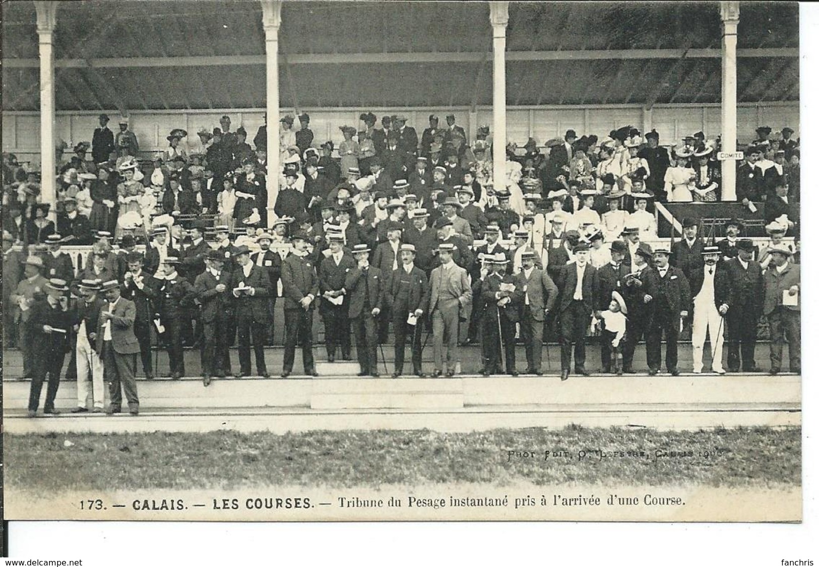 Calais- Les Courses-Tribune Du Pesage Instantané Pris à L'arrivée D'une Course - Calais