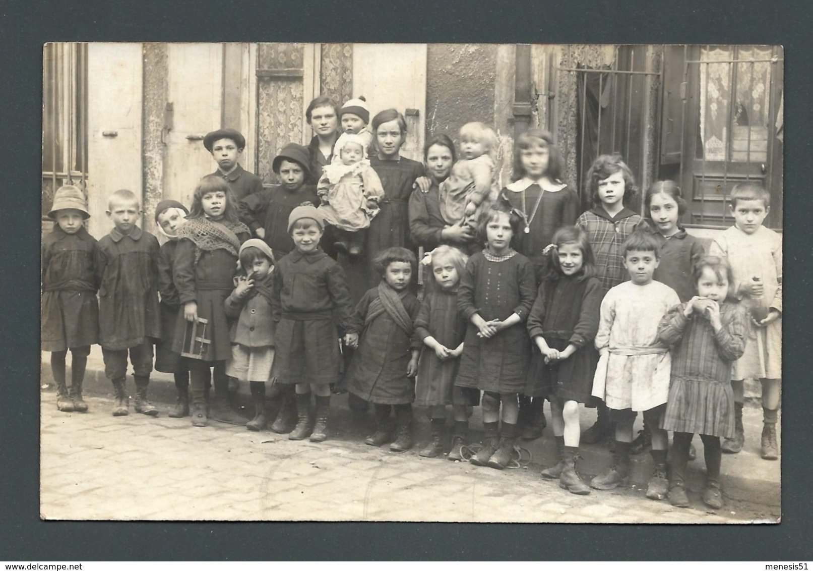 Les Enfants Du Temps Passé Mode Ouvrière Tous Avec Des Galoches Souliers Crottés Aux Pieds CPA Carte PHOTO - Groupes D'enfants & Familles