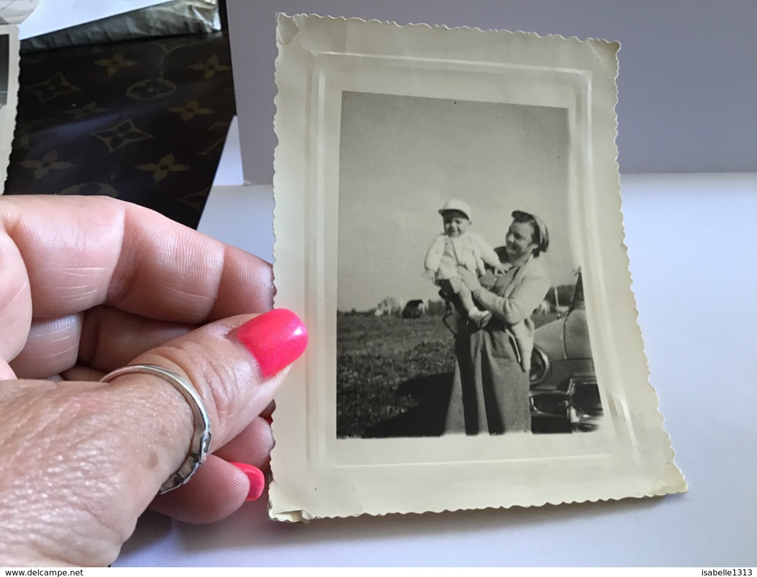 Photo Noir Et Blanc Femme Avec Bébé Simca Aronde Bébé En Short - Personnes Anonymes