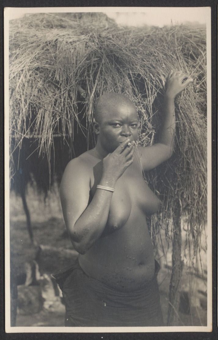 Carte Photo Du Congo / Photo Card - Femme Fumant Seins Nus + Scarifications  / Ethnie, Photo Type Gabriel - Belgisch-Kongo