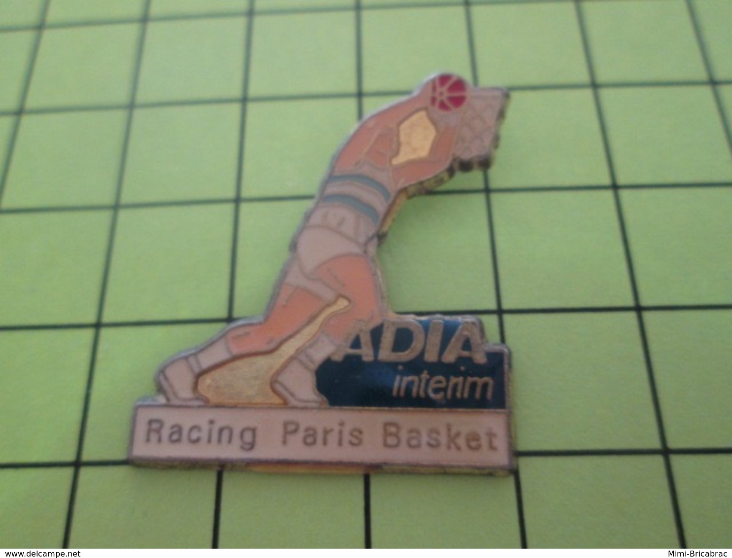 710F PIN's PINS / Rare Et De Belle Qualité / THEME SPORTS / BASKET BALL PARIS RACING ADIA INTERIM - Basketball