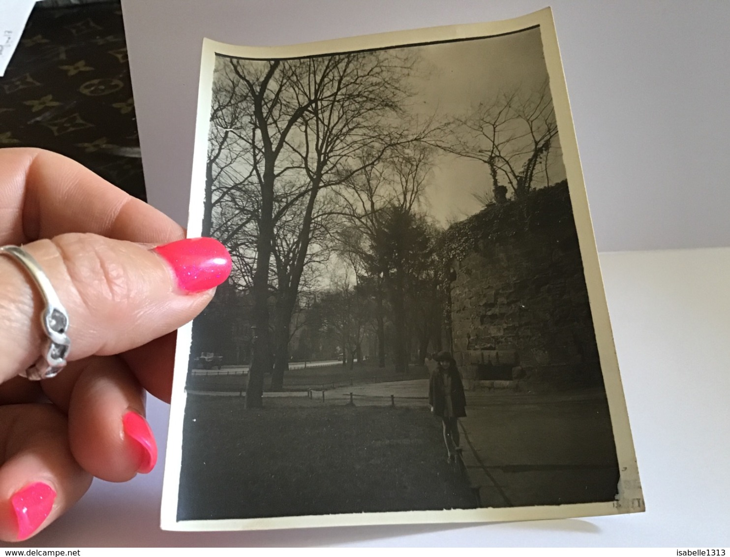 Photo Noir Et Blanc Vosges Fille En Train De Marcher En Robe à Côté D’un Grand Mur De Pierre - Personnes Anonymes