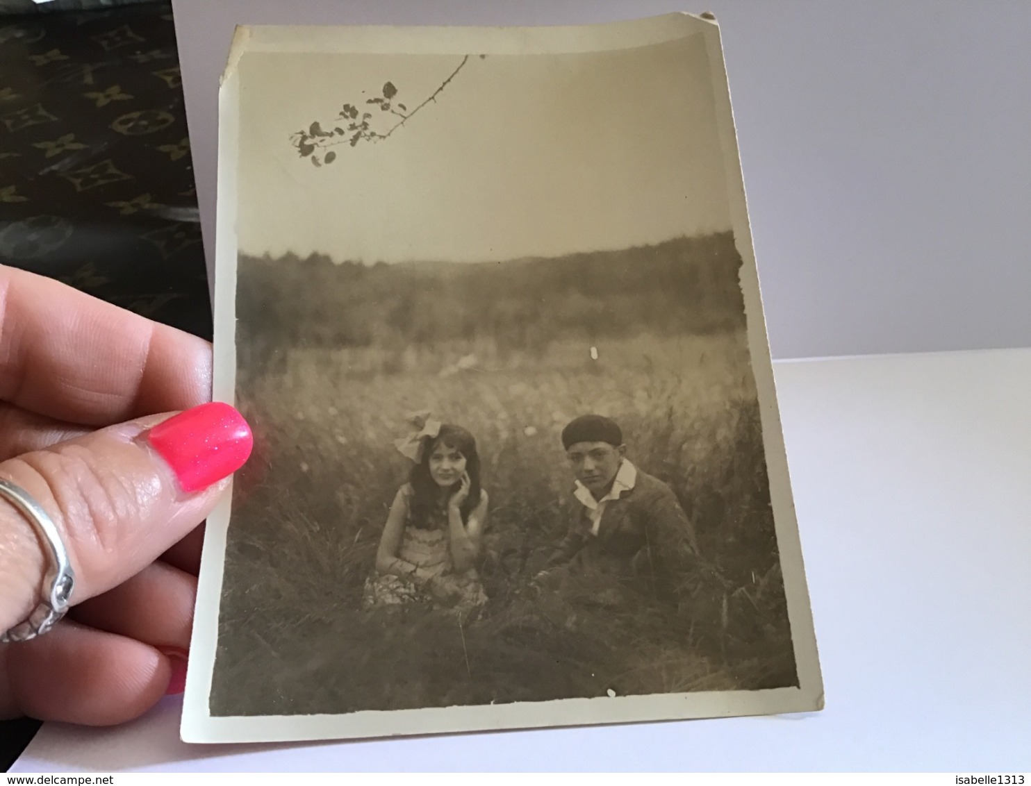 Photo Noir Et Blanc Filles Et Garçons Dans L’herbe Assis Autriche Mariahof 1929 - Personnes Anonymes