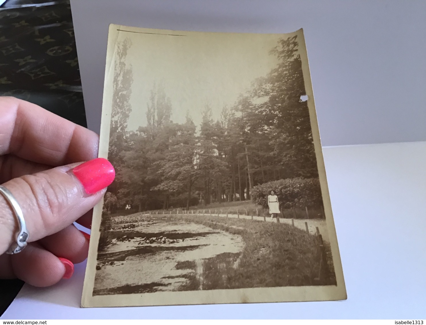 Photo Noir Et Blanc Femme En Train De Marcher Vincennes 1932 - Personnes Anonymes