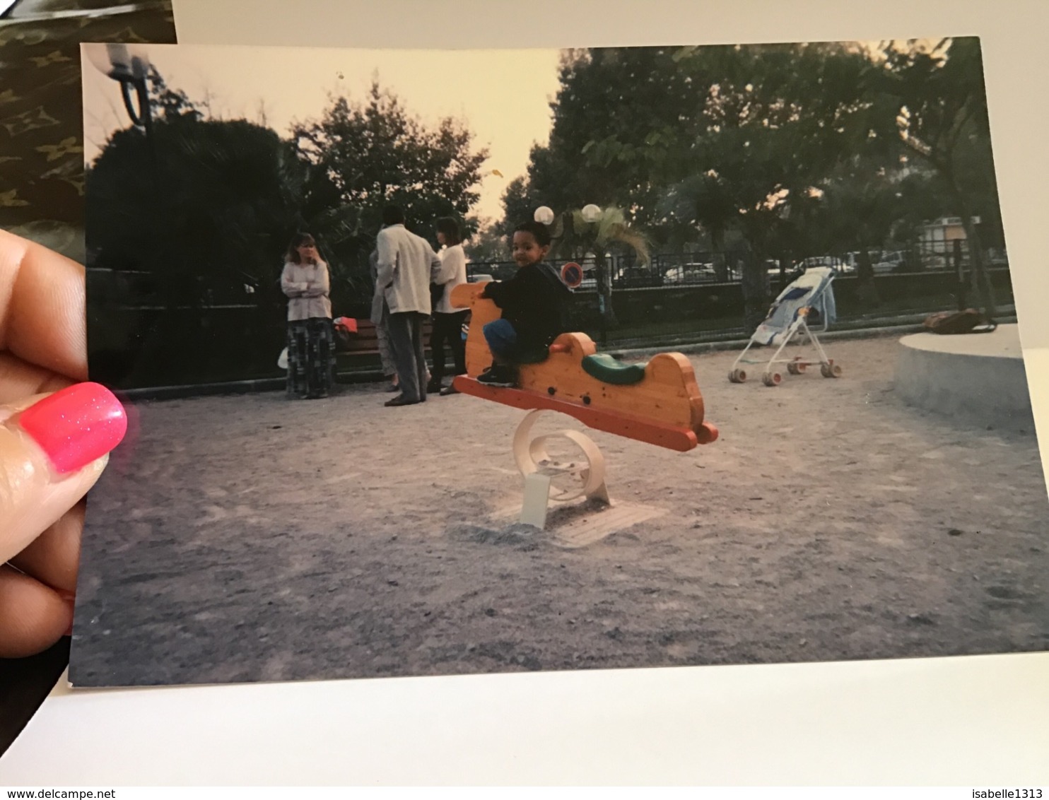 Photo Couleur Enfants Sur Un Jeu Dans Un Parc Enfants De Couleur Enfant Noir Homme Femme Palmiers - Personnes Anonymes