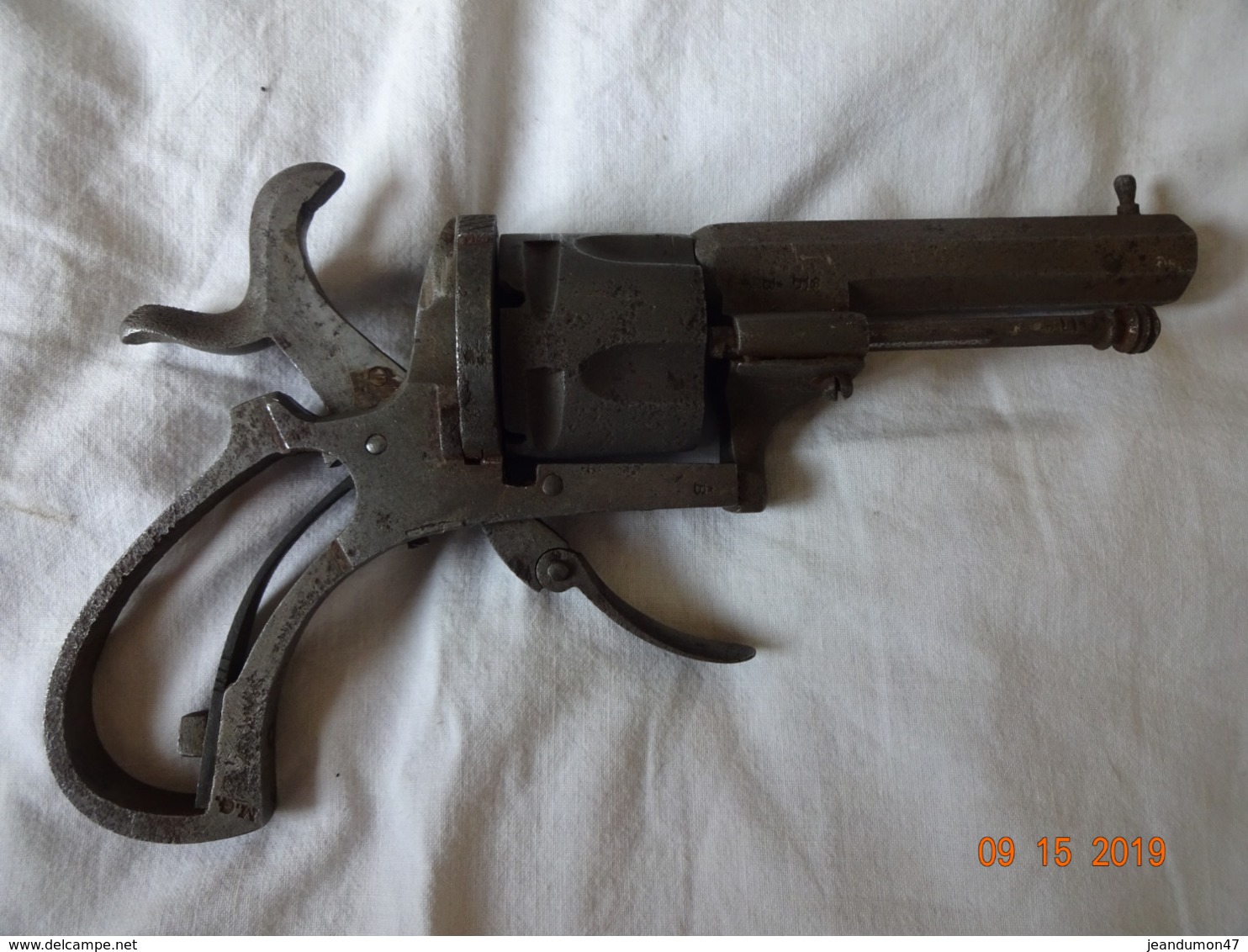 ANCIEN REVOLVER CINQ COUPS A BALLE A BROCHE. IL MANQUE LA CROSSE. 7 mm ou 7,5 mm GRAVEES SUR LE CANON R & B. FONCTIONNE