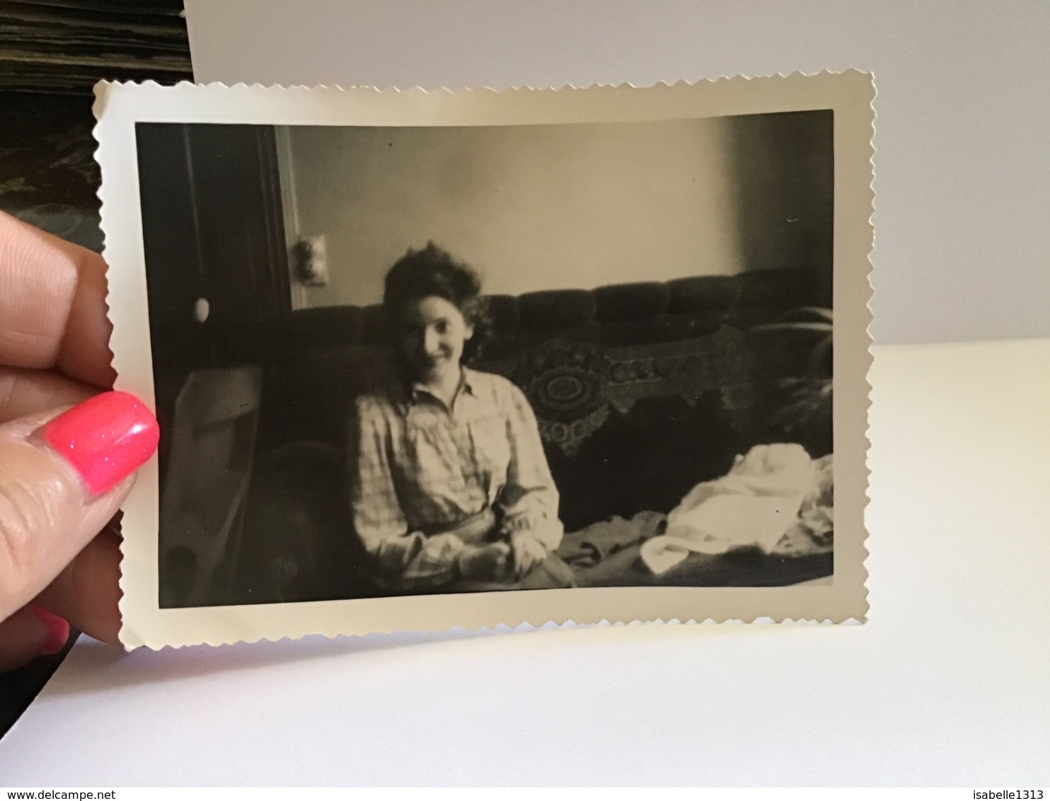 Photo Noir Et Blanc Fille Portrait De Fille Assis Sur Une Banquette - Personnes Anonymes