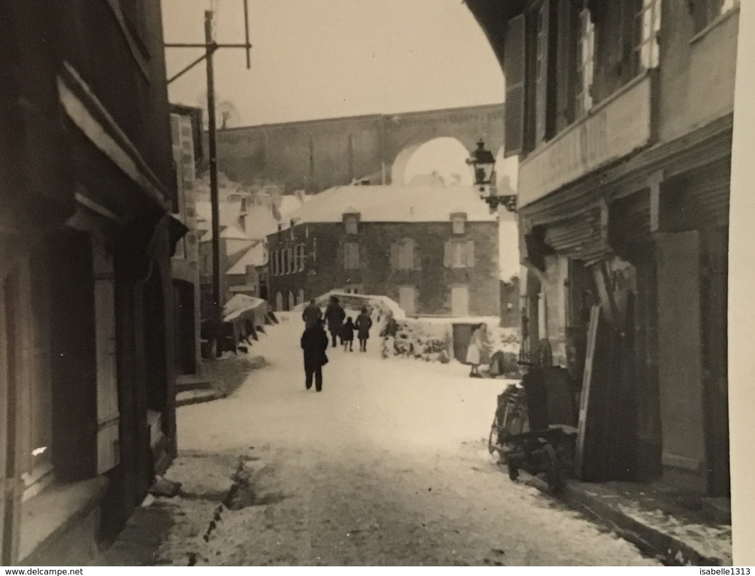 Photo Noir Et Blanc Vosges Hommes Femmes Enfants Dans La Neige Rue Avec Magasin Commerce - Personnes Anonymes