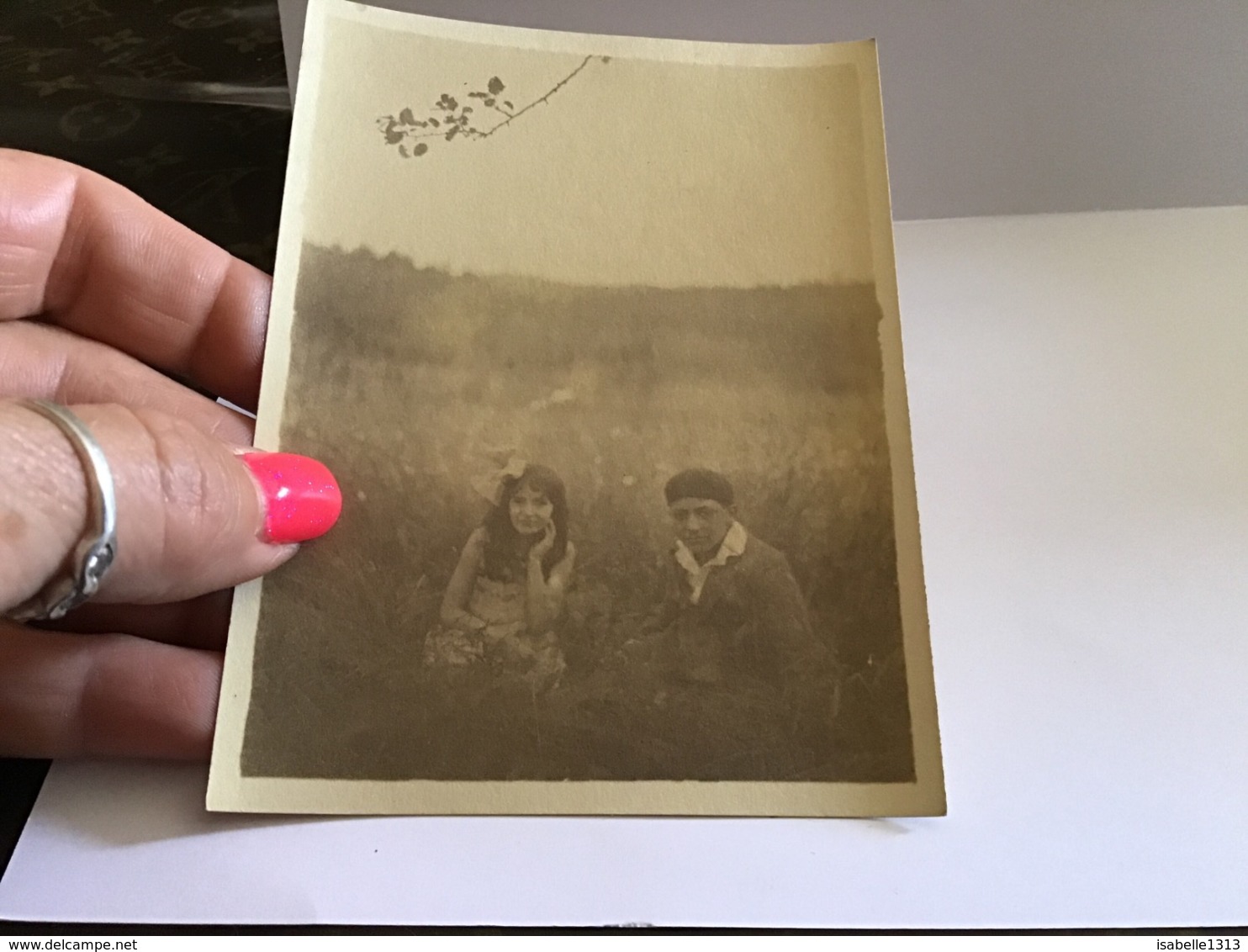 Photo Noir Et Blanc Filles Et Hommes Assis Dans L’herbe - Personnes Anonymes