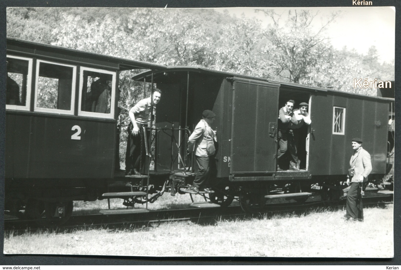 Cliché Pérève - Corrèze Mai 1964 - Voiture Plateforme Et Fourgon - Voir 2 Scans Larges - Trains