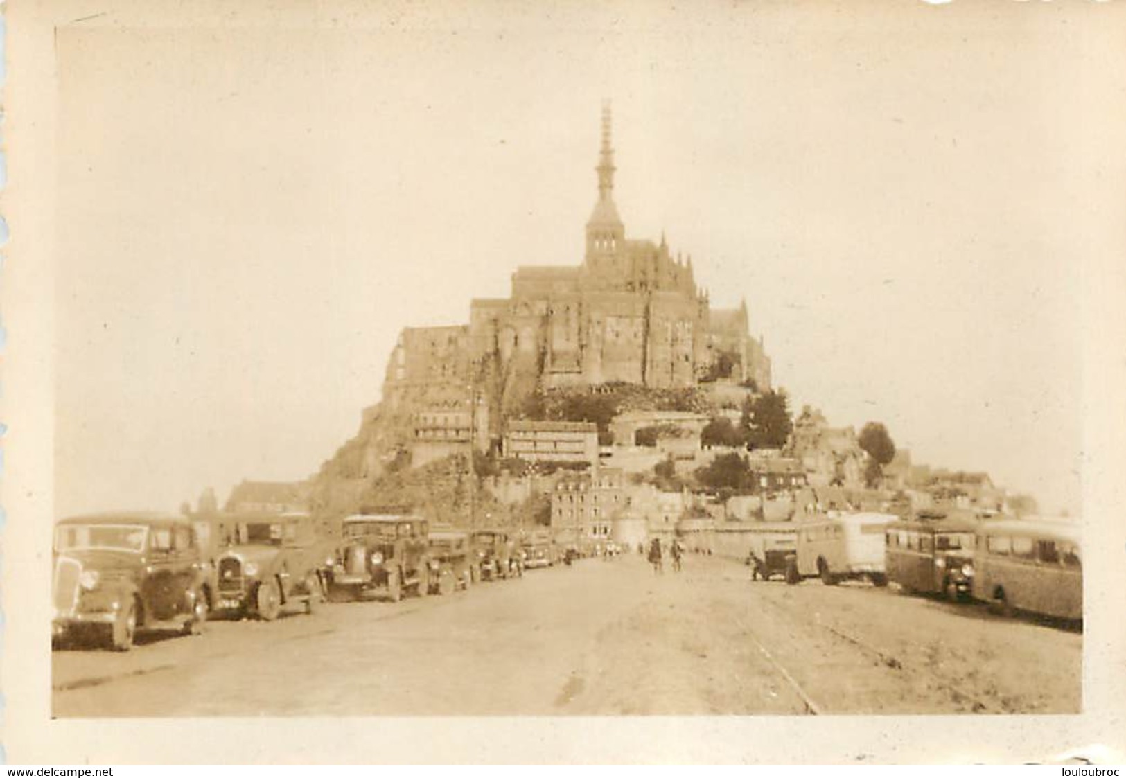 LE MONT SAINT MICHEL AVEC NOMBREUX AUTOCARS  ET VIEILLES AUTOS   PHOTO ORIGINALE 8.50 X 6 CM - Lieux