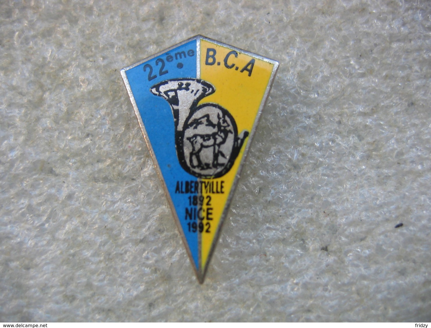 Pin's Du 22e Bataillon De Chasseurs Alpins. Albertville En 1892 Et Nice En 1992 - Armee