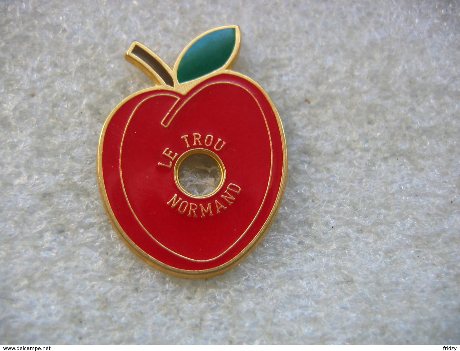 Pin's D'une Pomme De Couleur Rouge Trouée. Le Trou Normand - Boissons