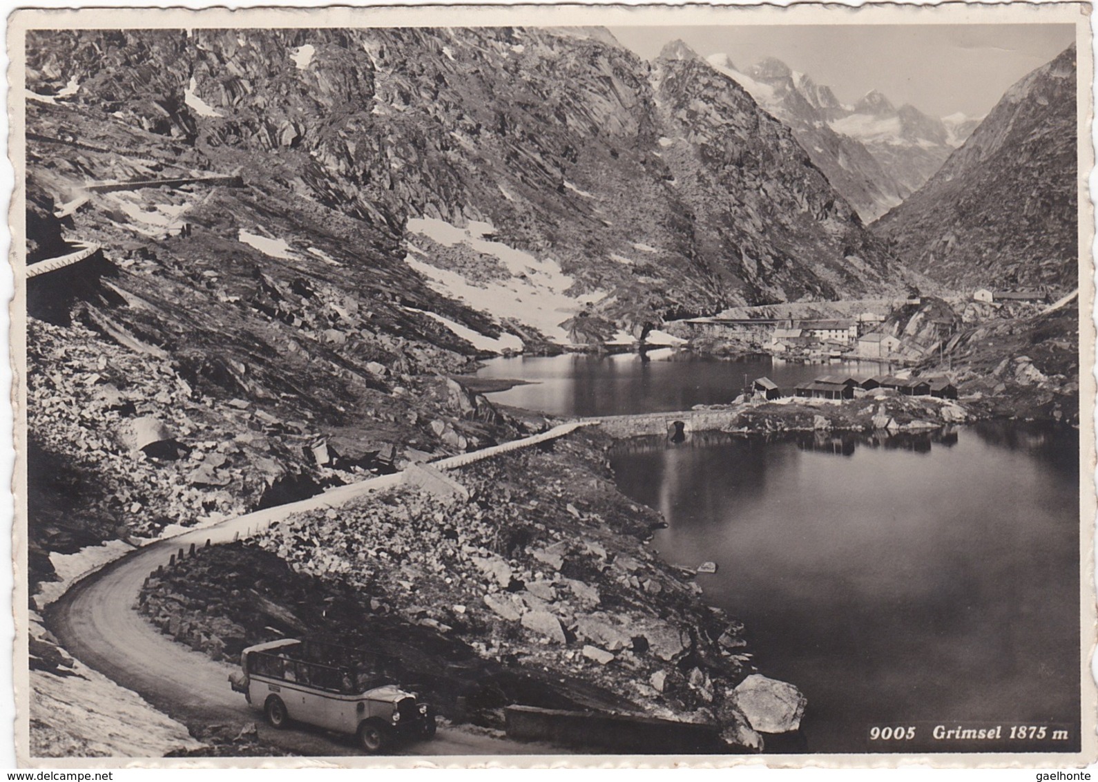 E1719 GRIMSEL - LAC / VILLAGE / VIEUX VÉHICULE DÉCAPOTÉ EN 1ER PLAN - Autres & Non Classés