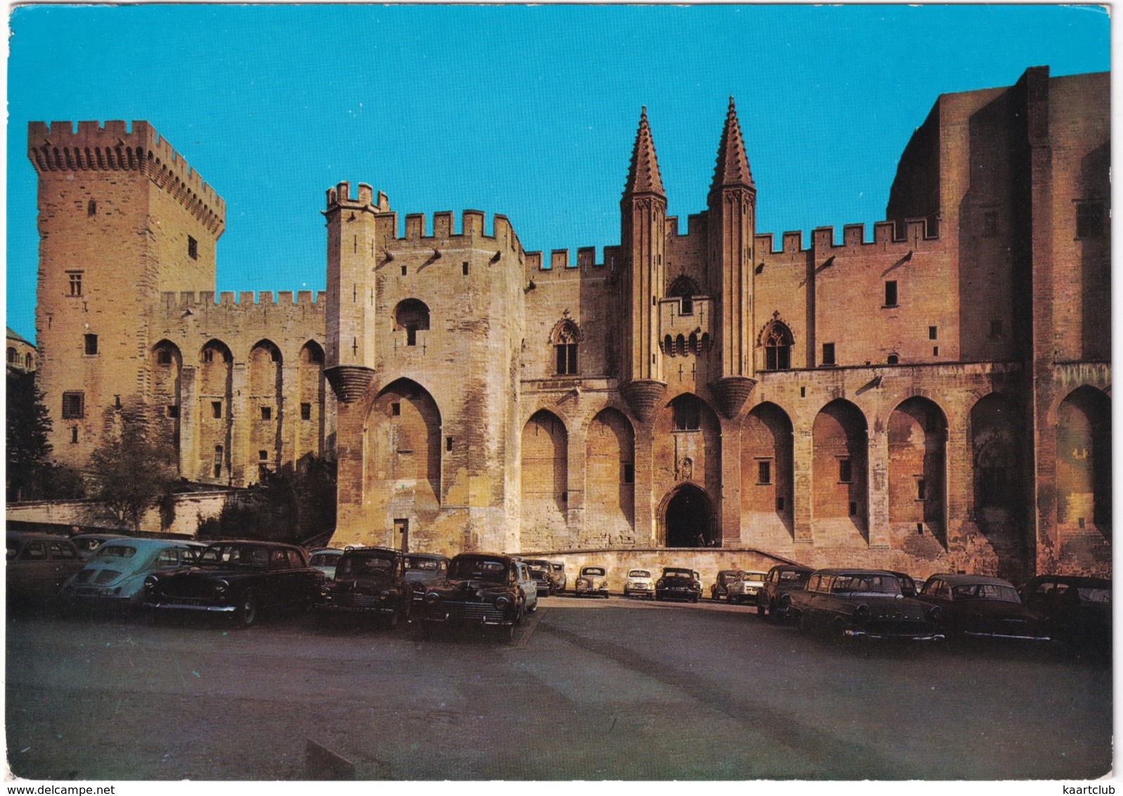 Avignon: PEUGEOT 203, 403, SIMCA 6, OPEL REKORD P1, CITROËN DS, RENAULT 4CV - Palais Des Papes - Toerisme