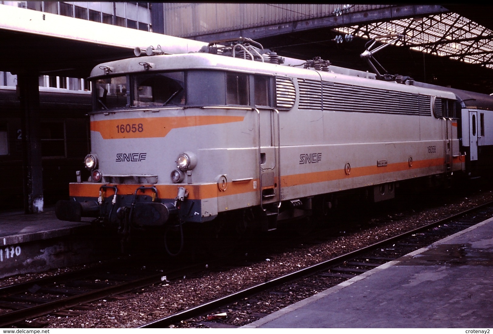 Photo Diapo Diapositive Originale Train Wagon Locomotive Electrique SNCF BB 16058 Paris Gare St Lazare 11/91 VOIR ZOOM - Diapositives