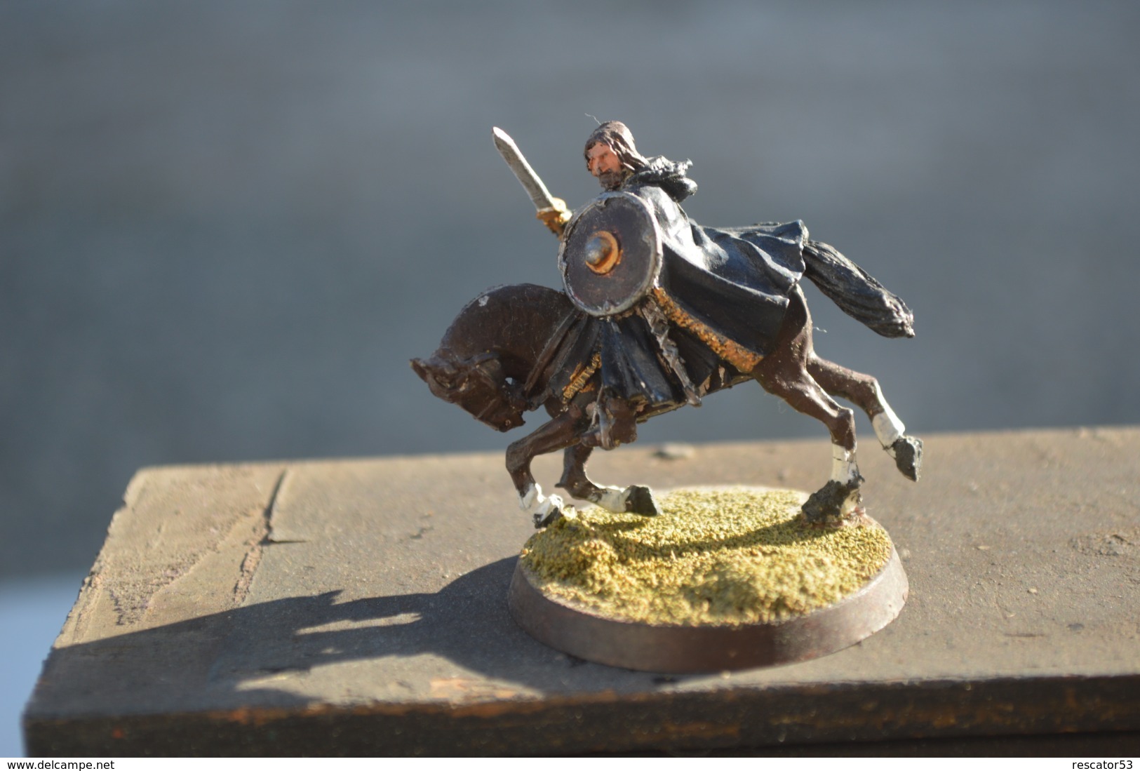 Rare Figurine Peinte En Métal Chevalier à L'épée Et Bouclier - Figurines