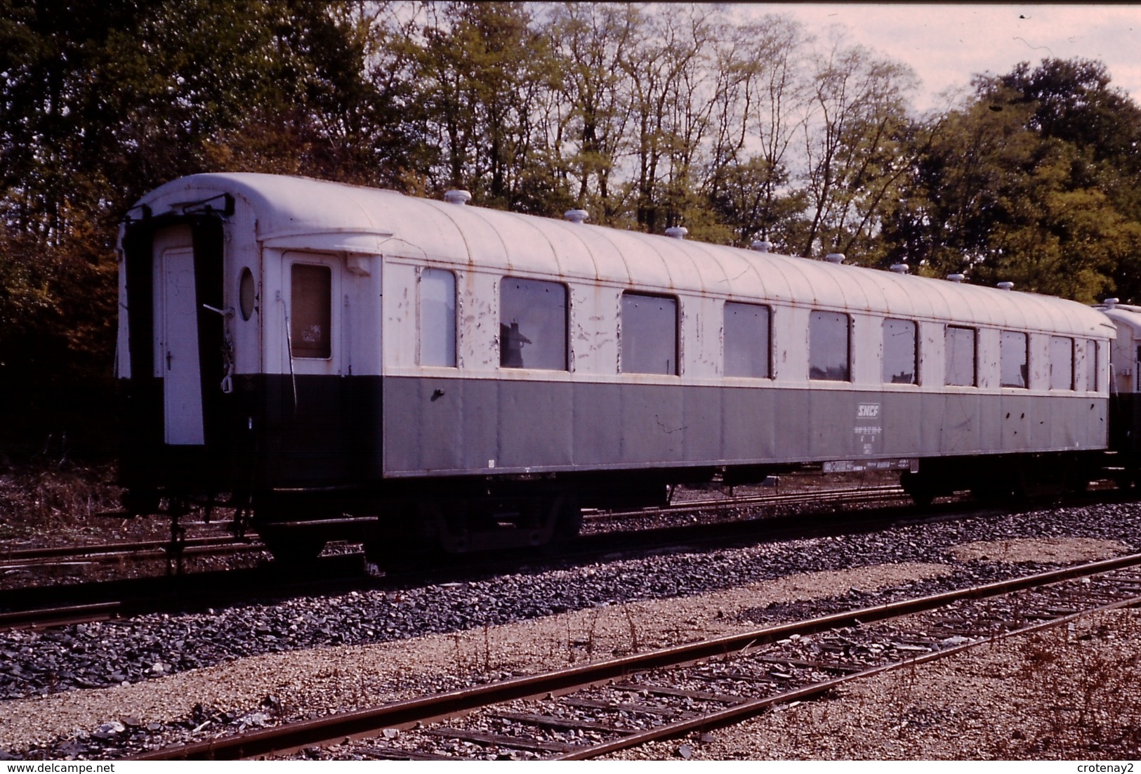 Photo Diapo Diapositive Originale Slide Train Ancien Wagon Wagon De Service SNCF à Montargis Len 10/90 VOIR ZOOM - Diapositives