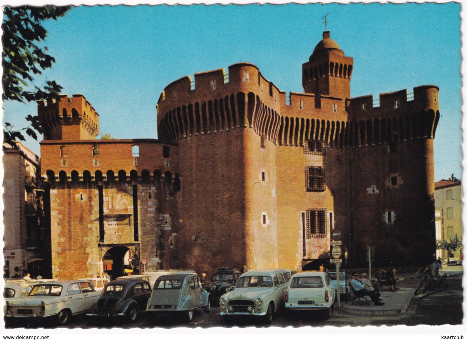 Perpignan:  PEUGEOT 403 BREAK, 404, 203, FORD ANGLIA ESTATE 105E, CITROËN 2CV, RENAULT 4CV, FIAT 500 - Le Castillet - Toerisme