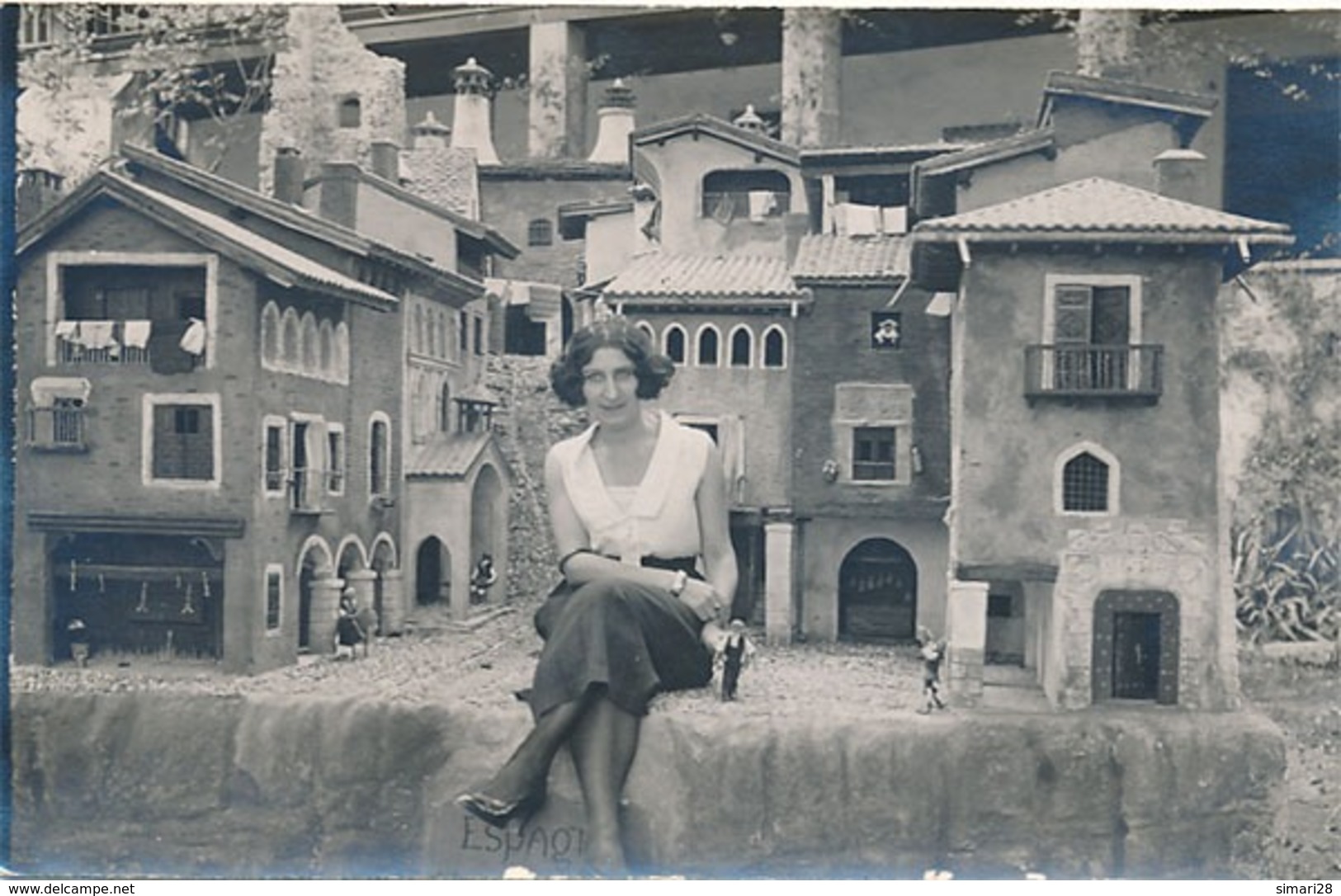 LOURDES - CARTE PHOTO - CHATEAU FORT DE LOURDES SEPTEMBRE 31 Mme GULLIVER CHEZ LILLIPUT - PUEBLO ARAGONAIS - Lourdes