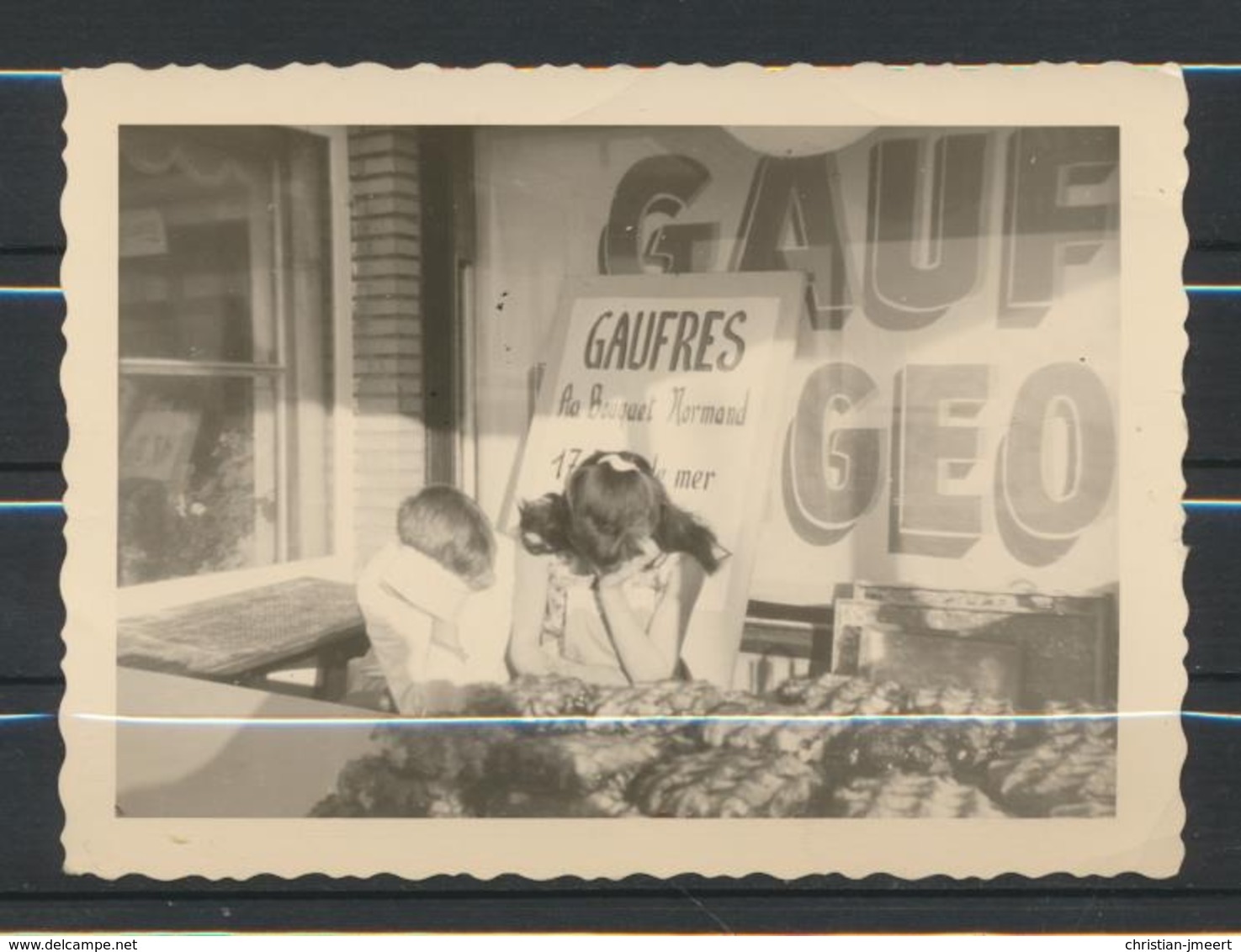 Enfants Devant Magasin De Gaufres  Photo Originale - Anonymous Persons