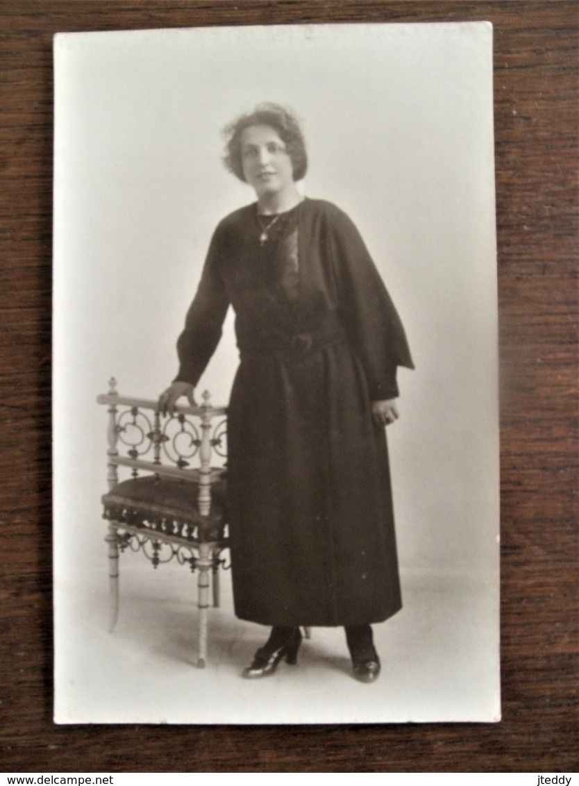 Oude FOTO -kaart Zwart - Wit DAME Bij Een Stoel  Door   MEURIS  AALST - Identified Persons