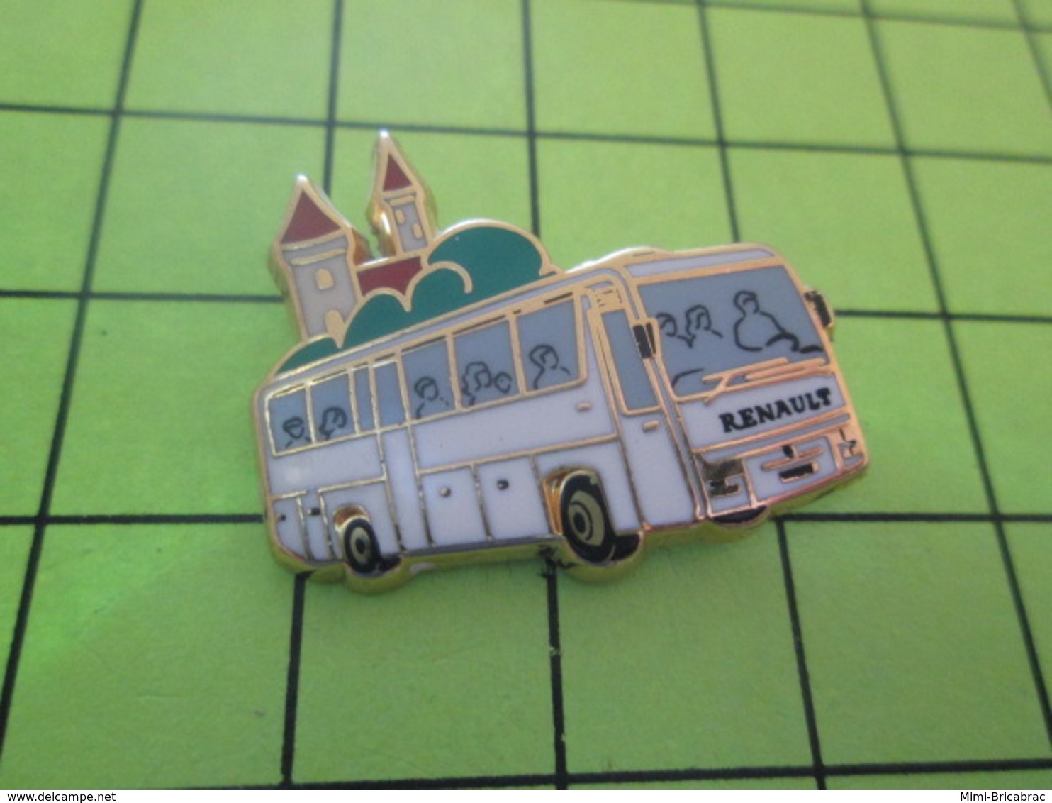 1116c PINS PIN'S / Beau Et Rare : Thème ARTHUS BERTRAND / AUTOBUS RENAULT - Renault