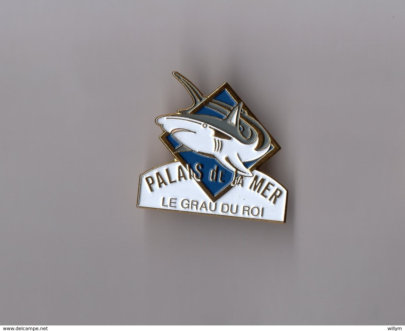 Pin's Restaurant / Le Palais De La Mer - Le Grau Du Roi (requin - Base Doré) Longueur: 3,2 Cm - Autres & Non Classés