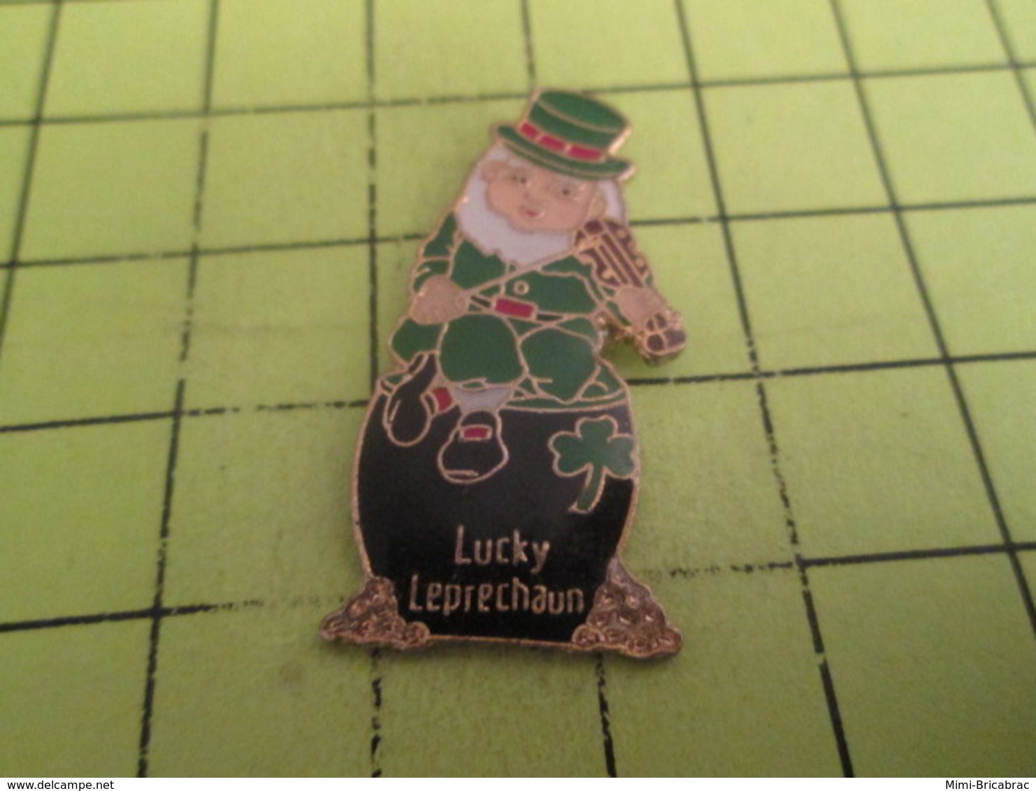 2217 PINS PIN'S / Beau Et Rare : Thème AUTRES / LUCKY LEPRECHAUN LUTIN IRLANDAIS JOUANT DU VIOLON - Autres & Non Classés