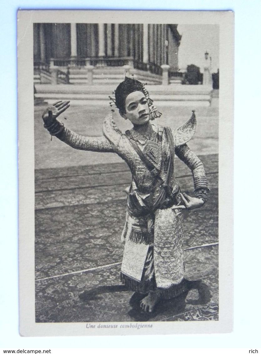 CPA ASIE - CAMBODGE - Une Danseuse Cambodgienne - Cambodge