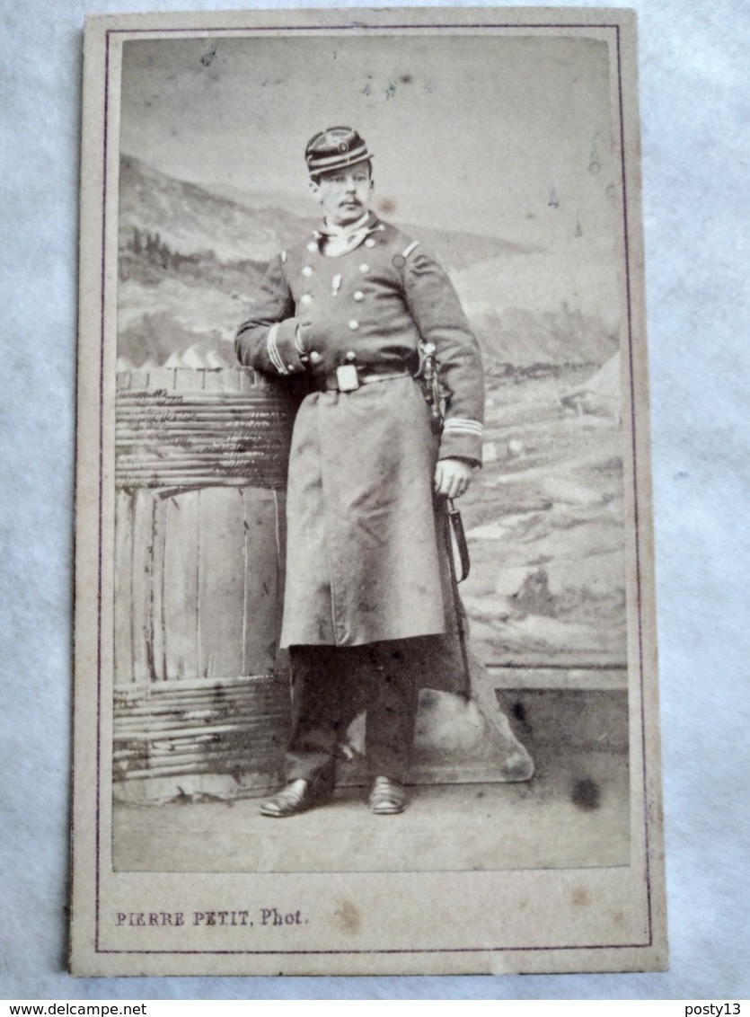 Photographie Ancienne CDV Second Empire - Officier - Capitaine - Médaille - 4 Sur Képi -  Photo Pierre Petit, Paris - Krieg, Militär