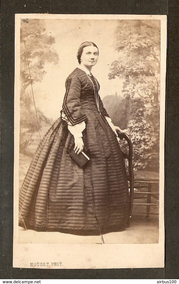 PHOTO FIN XIX ème SIECLE STUDIO HOUDET 177 Rue St DENIS PARIS - FEMME BOURGEOISE ROBE à CERCEAUX POCHETTE à La MAIN - Anciennes (Av. 1900)