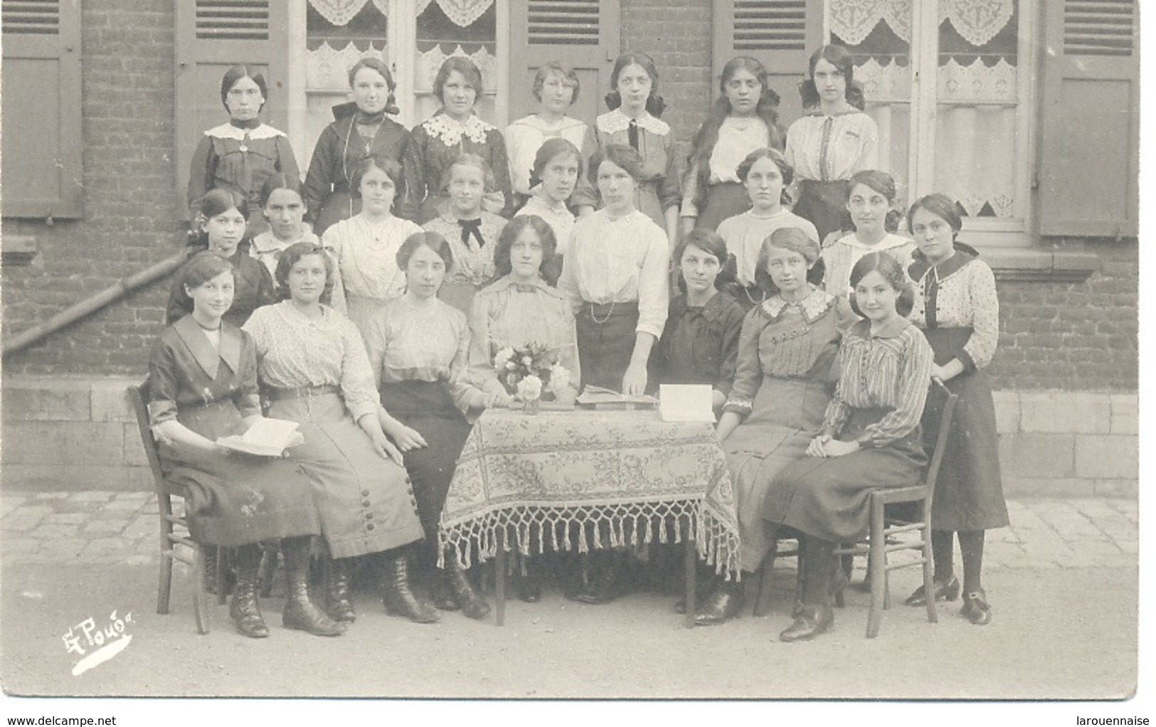 62 - Saint- Omer : Ecole Des Filles Rue Courdeville , Carte Photo . - Saint Omer