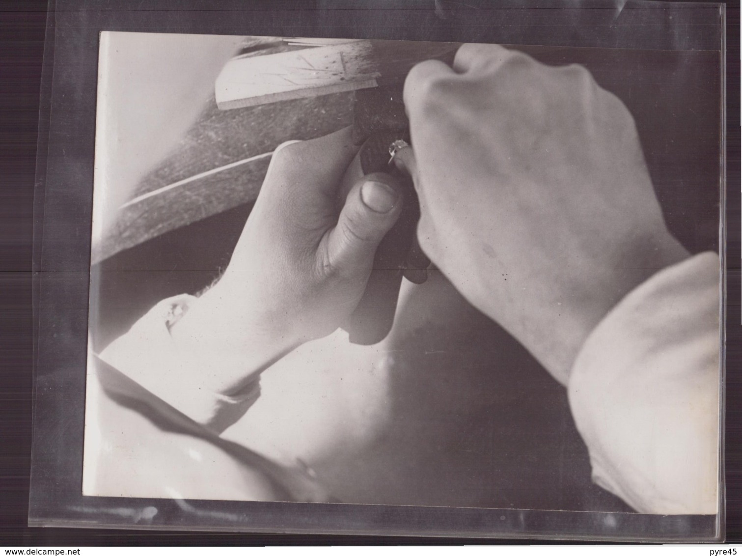 Photo ( 24 X 18 Cm ) Bijoutier Qui Répare Une Bague - Profesiones