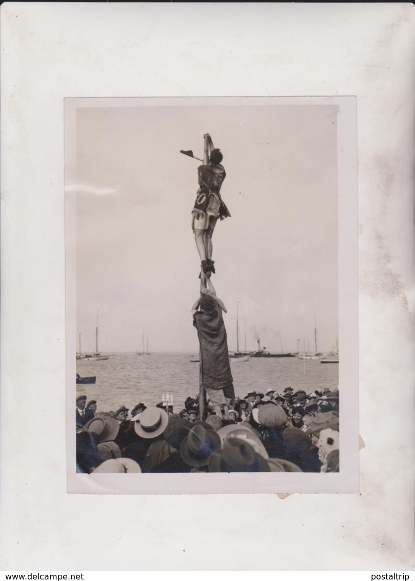 THE ROYAL YACHTS REGATTA AT COWES SAILERS CLIMBING THE GREASY POLE   20*15CM Fonds Victor FORBIN 1864-1947 - Sin Clasificación
