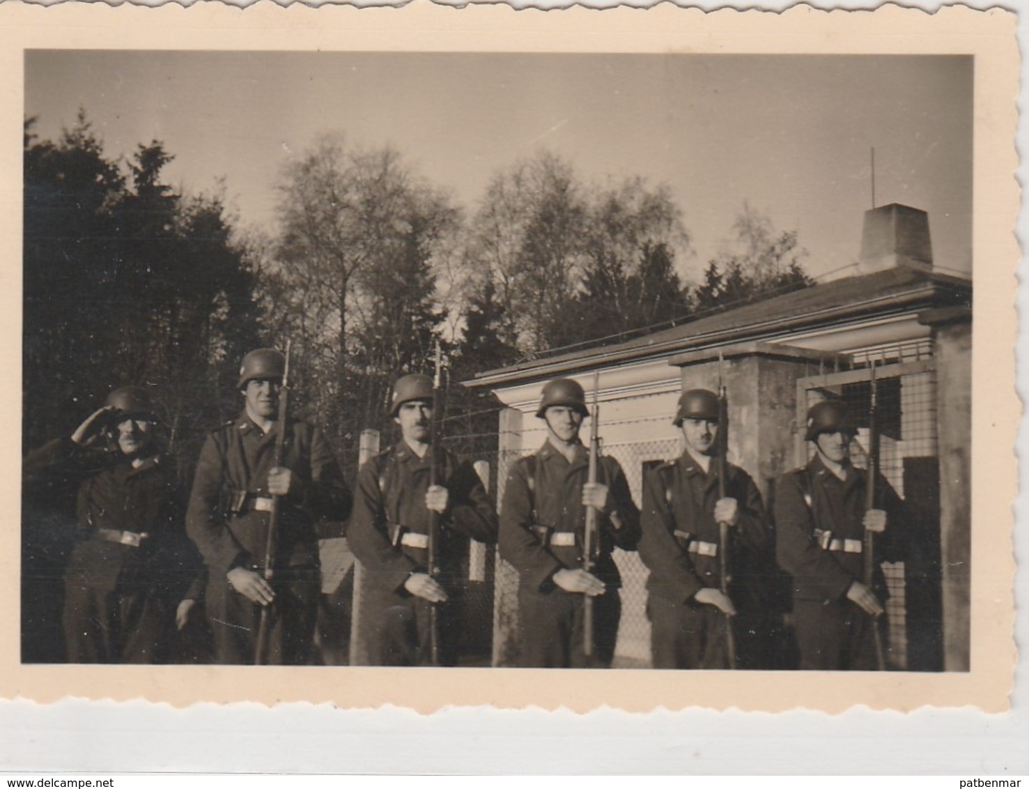 PHOTO ORIGINALE GUERRE 1939  1945 SOLDATS ALLEMAND  LES GARDES AVEC LEUR FUSILS - 1939-45