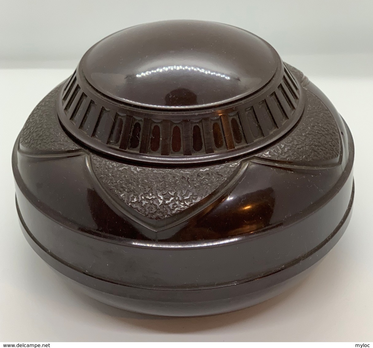 Rare. Vintage. Pot à Tabac En Bakelite Signé à La Base Cogebi. Attention Fèle Sur Le Coté (voir Scan). - Tabakkrüge