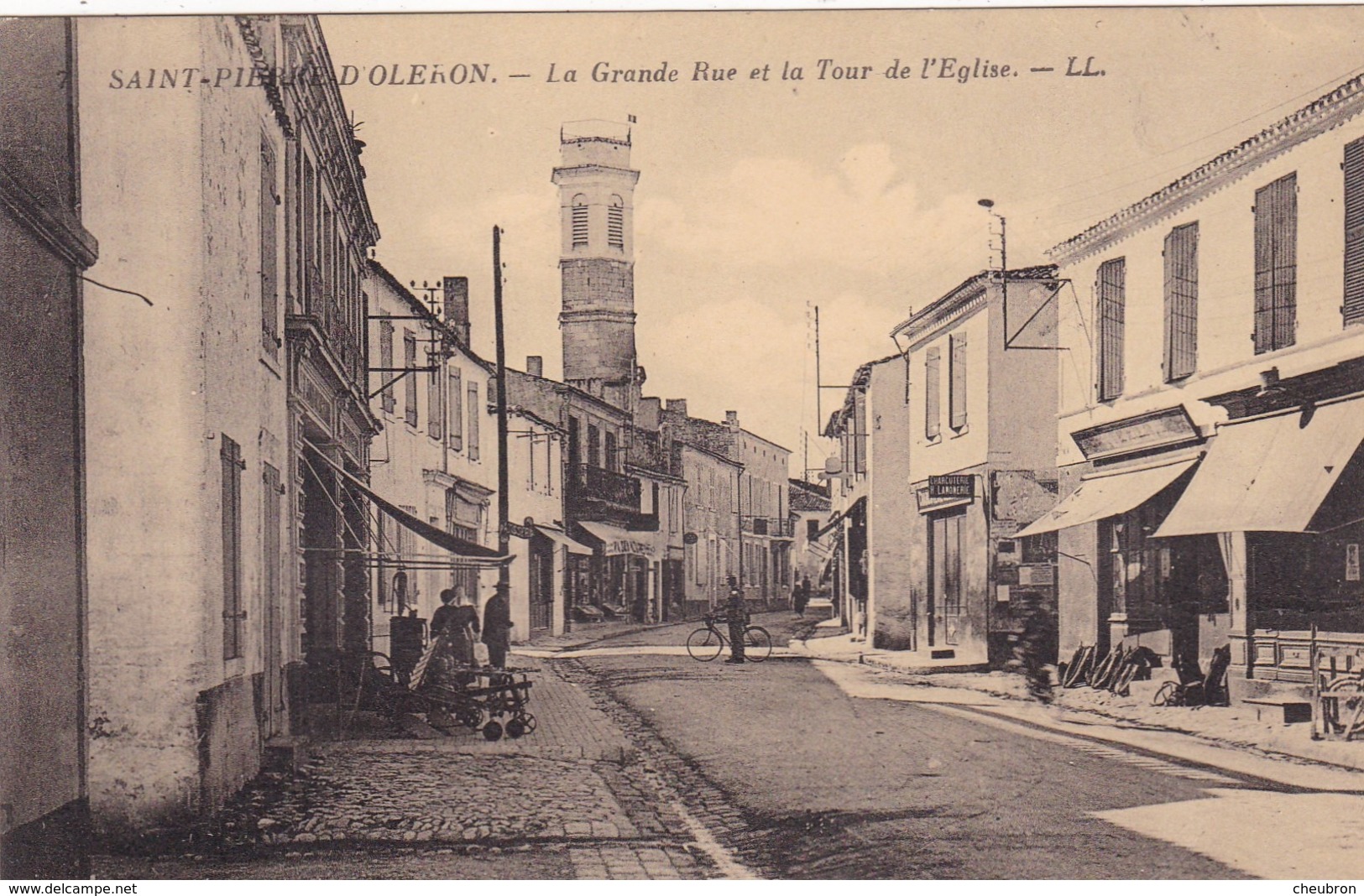 17.  ILE D'OLERON. SAINT PIERRE D'OLERON. ANIMATION. LA GRANDE RUE ET LA TOUR DE L'EGLISE. - Ile D'Oléron