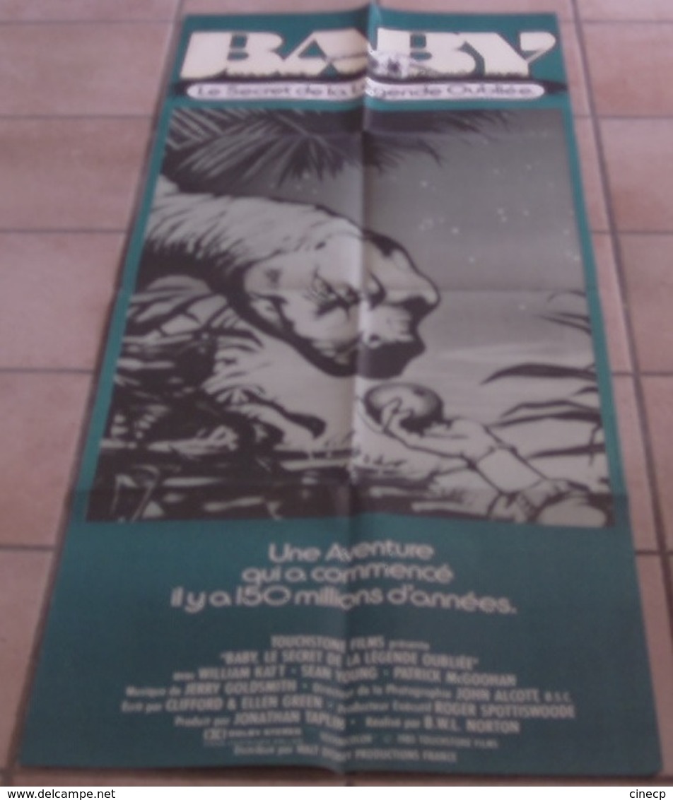 AFFICHE CINEMA ORIGINALE FILM BABY Secret De La Légende Oubliée TB DINOSAURE DIPLODOCUS NORTON KATT 1985 - Affiches & Posters