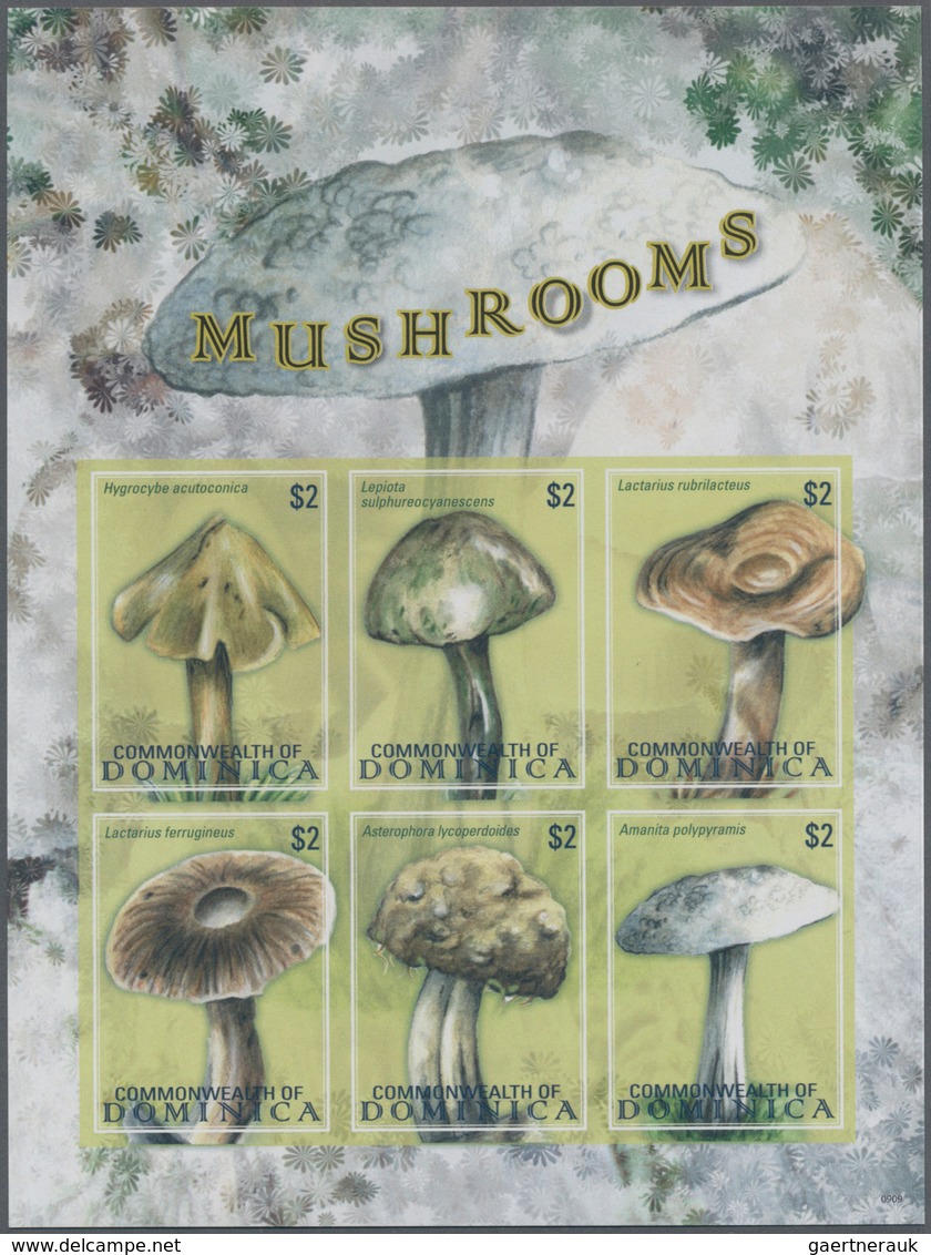 Thematik: Pilze / Mushrooms: 2009, DOMINICA: Mushrooms Complete Set Of Four In Two Vertical Gutter P - Paddestoelen