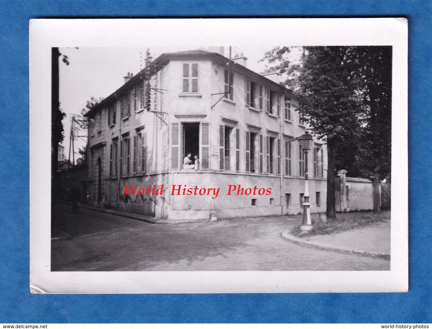 Photo Ancienne Snapshot - VERSAILLES - Maison Angle De Rue à Situer - 1942 - Femme à La Fenêtre - Lampadaire - Lieux