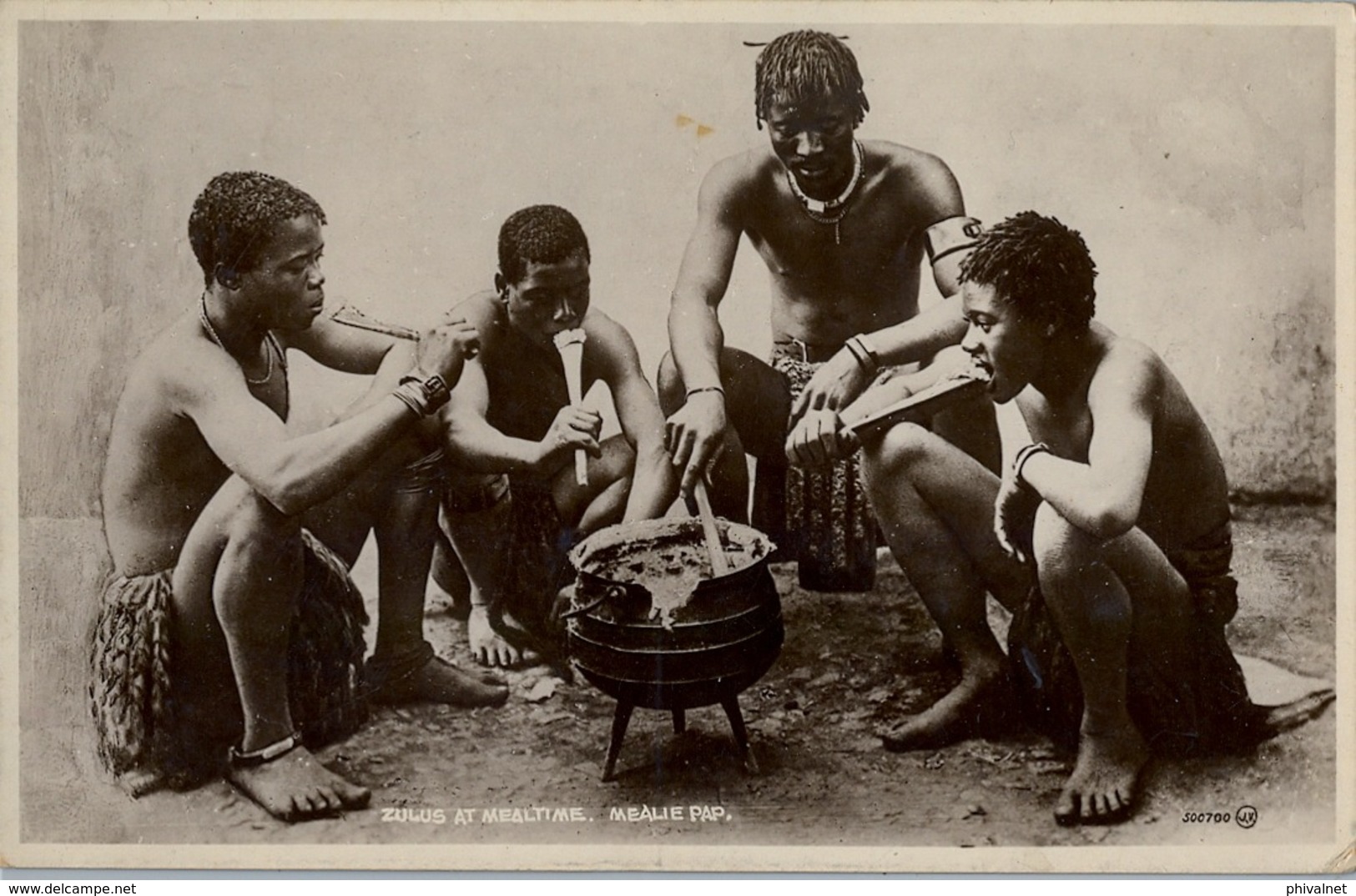 1938 SUDAFRICA , TARJETA POSTAL  CIRCULADA - CAPETOWN , ZULUS AT MEALTIME , NATIVOS , ÉTNICO , ETNIC - Sudáfrica