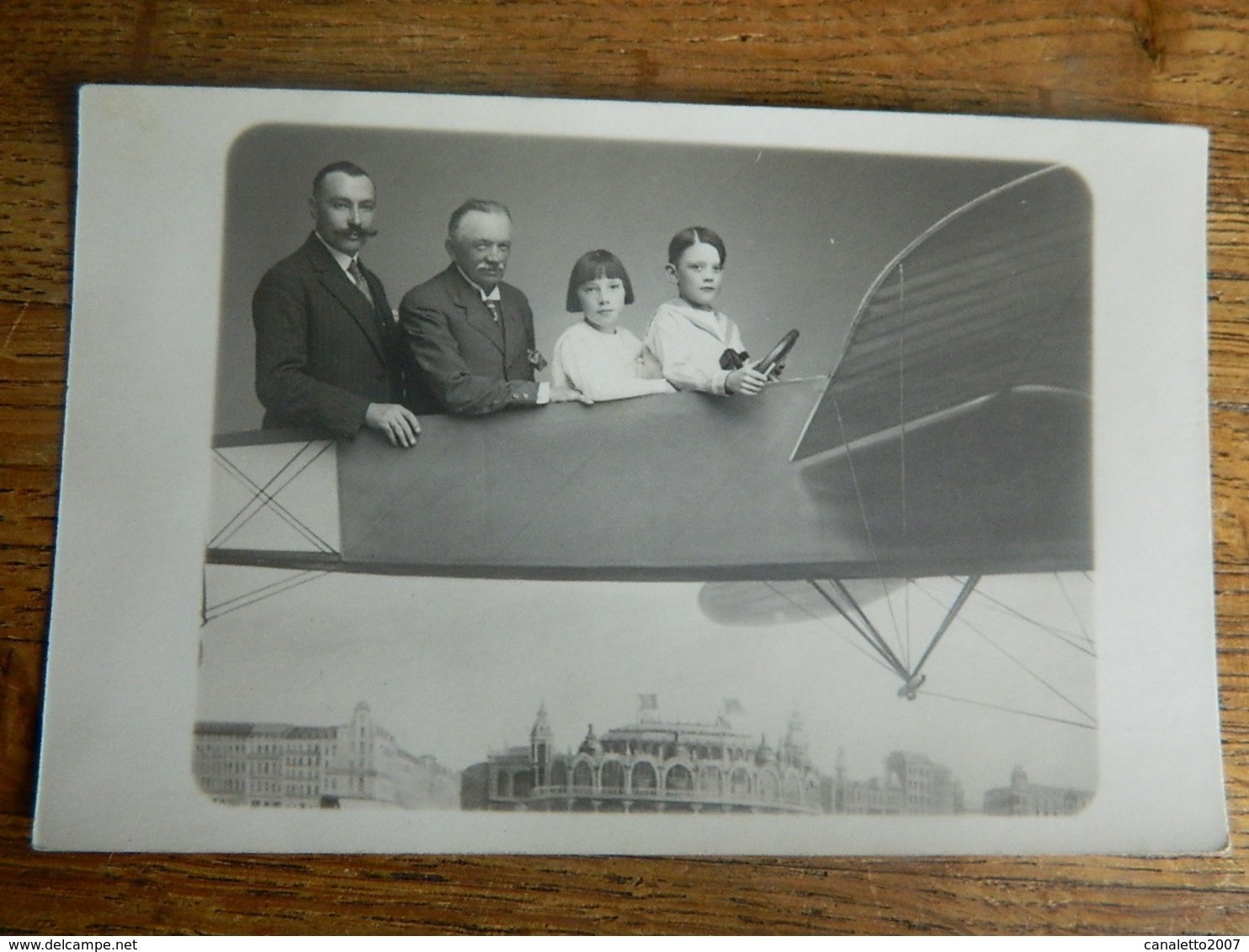 OSTENDE:TRES BELLE PHOTO CARTE D'UNE FAMILLE FAIT DANS UN AVION DE CARTON PATE CHEZ LE BON BD VAN ISEGHEM 34 - Oostende