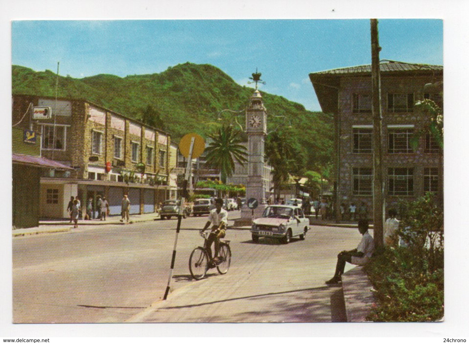 Seychelles: Victoria, The Capital, Mahe, Automobile, Bicyclette (19-1767) - Seychelles