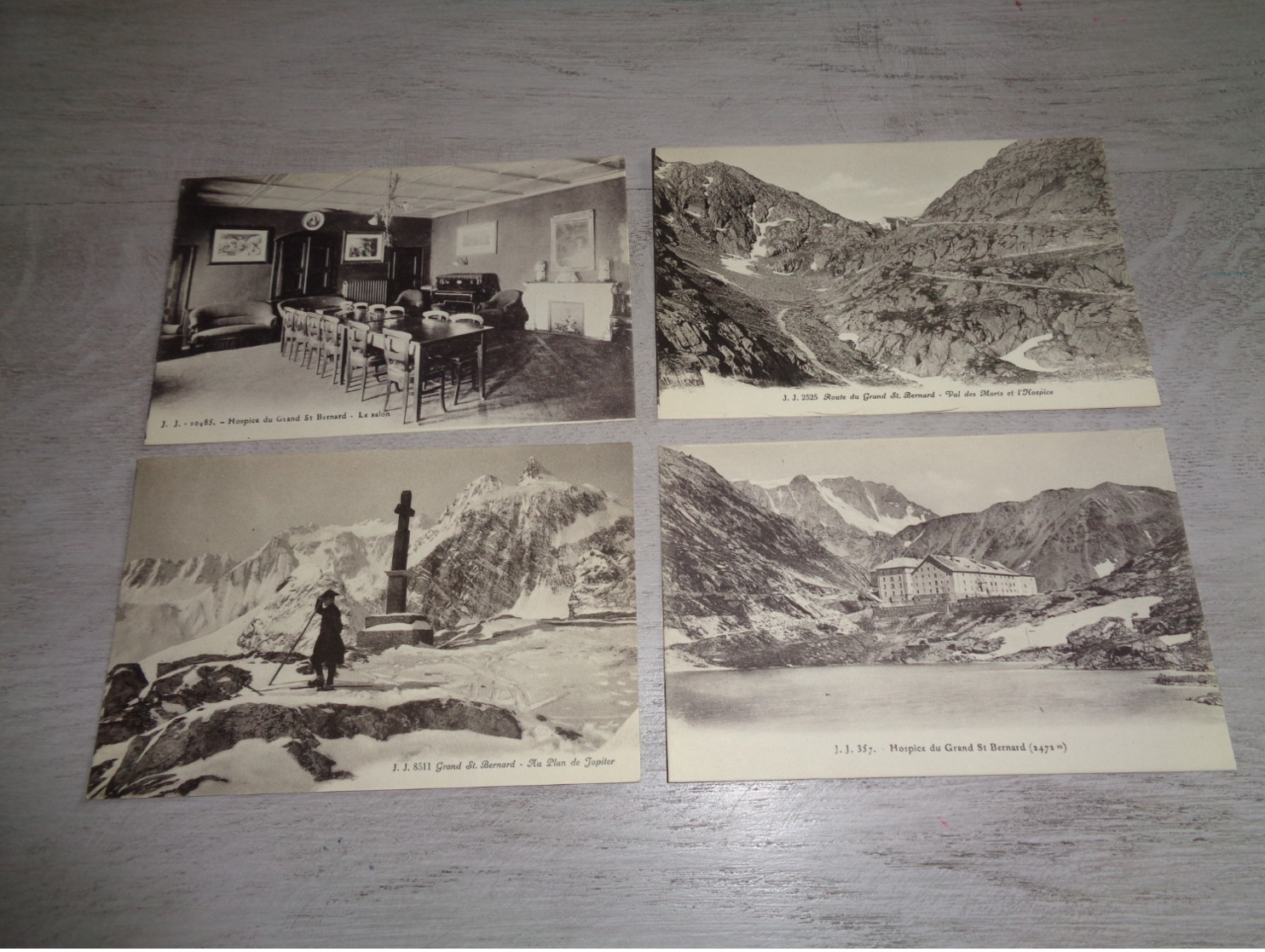 Beau lot de 60 cartes postales de Suisse    Mooi lot van 60 postkaarten van Zwitserland  Switserland  Svizzera  Sweiz