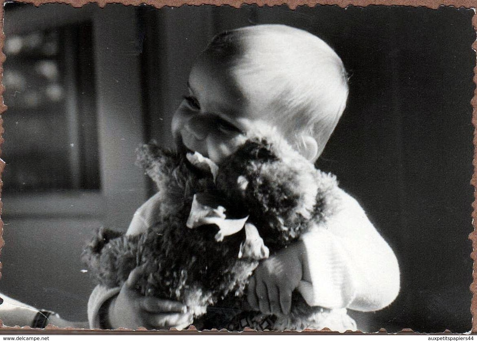 Photo Originale Bébé De 1 An Faisant Un Gros Câlin à Son Ours En Peluche En 1956 - Oggetti