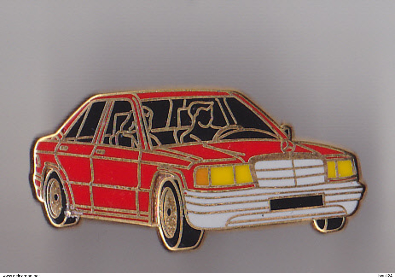 PIN'S THEME AUTOMOBILE  MERCEDES ROUGE   SIGNE  ARTHUS  BERTRAND - Mercedes