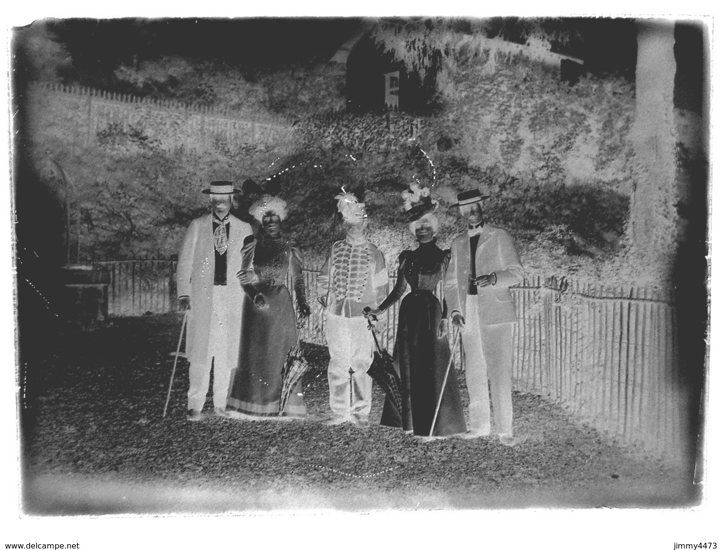 Groupe De Personnes Et Un Militaire, à Identifier - Plaque De Verre Grande Taille 178 X 128 Mlls - Glass Slides