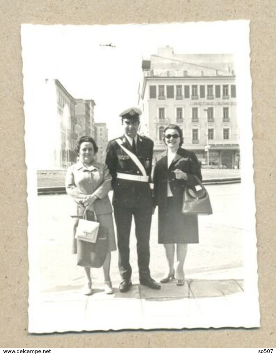 W24-Two Woman And Greek Policeman In Uniform Posing On Street,Athen,Greece-Vintage Photo Snapshot - Profesiones